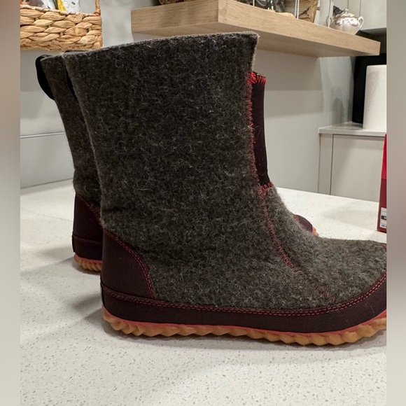 Sorel Cozy Boo Felt Winter Boots | Discontinued | Size 8 | Excellent Condition - Picture 2 of 8